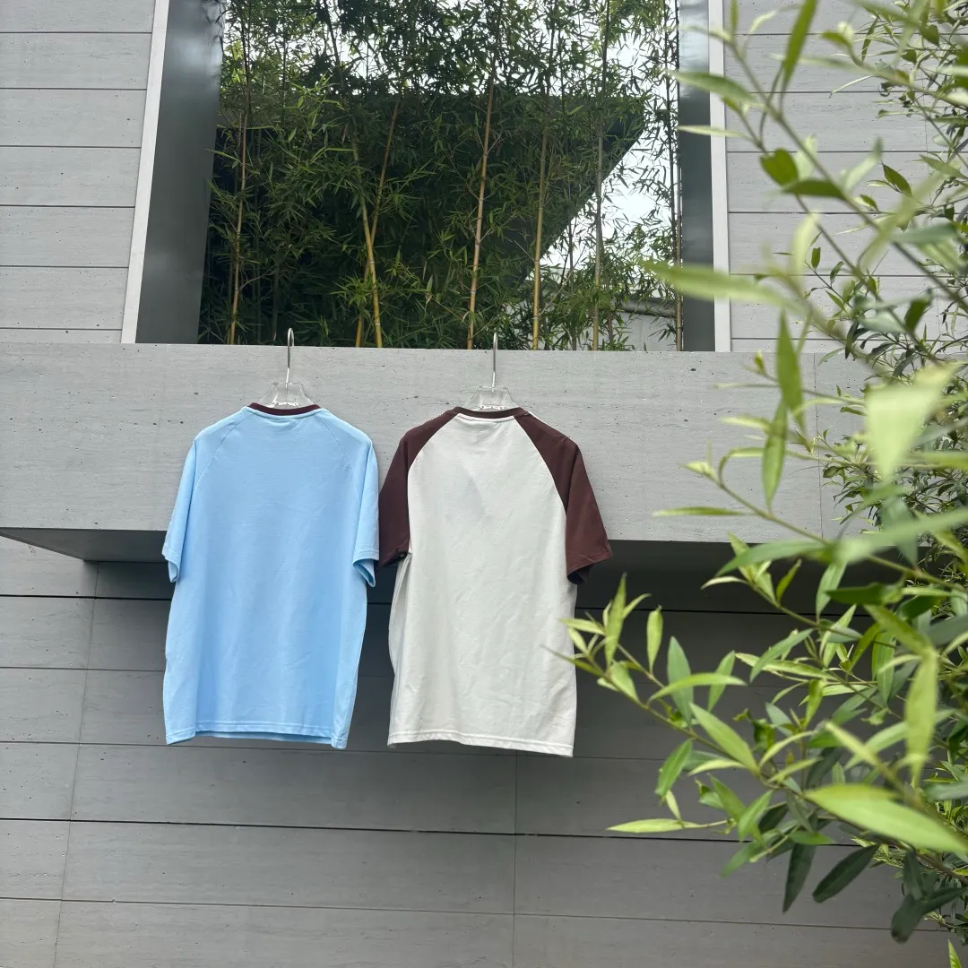 No watermark upper body rendering 𝟬𝟱𝟬𝟰𝟯# Exclusive real shot/difference between various stolen pictures and online version on the market [𝗔𝗗𝗜𝗗𝗔𝗦 Adidas Clover Classic Raglan Round Neck Couple Style Short Sleeve]👭Who knows! I was very impressed by these two pieces from Adidas ✨Classic raglan sleeves + three stripes on the side, directly welding the 𝟵𝟬𝘀American Retro on the body. ✅Full set of 1:1 customized accessories ➕Customized three-label ➕𝗬𝘂𝗮𝗻 version hang tag ➕𝗹𝗼𝗴𝗼 packaging bag 🔥 ➕Scan the QR code of the tag to enter the official website. ✅The top Original version, ins Xiaohongshu, Kuaishou, and many bloggers wear it. ▫️[Comfortable fabric] Selected pique fabric, skin-friendly and breathable, the upper body is soft and not sweaty, and there is no burden for daily wear ▫️[Versatile is not optional] Light Blue/Khaki are available in two colors. The raglan sleeves hide the flesh and make you look slimmer. You don’t have to choose your body shape or the outfit. It looks good when worn alone. It’s a couple style with eyes closed. ▫️[Full of details] Neat routing, fine workmanship, and clover-leaf prairie texture. It can be worn for daily commuting, going out on the street, and doing sports. ✅The soft and glutinous front-shoulder version hides the flesh to make you look slimmer without picking up your figure. The small label on the chest is low-key and textured/super feeling. I really want every piece𝗮𝗹𝗹𝗶𝗻! Size: 𝗦～𝗫𝗫𝗟 Color: Light Blue Khaki